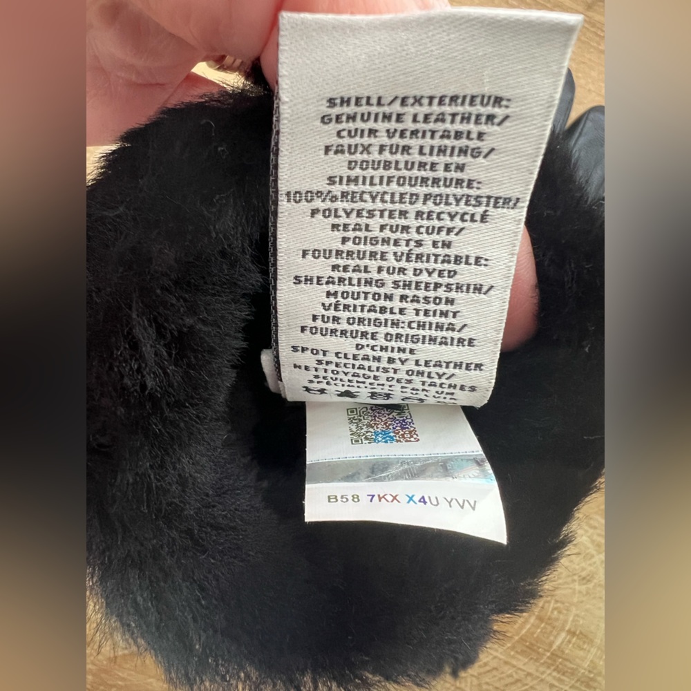 UGG Leather Quilted Logo Tech Glove in Black Size Small - Picture 5 of 7